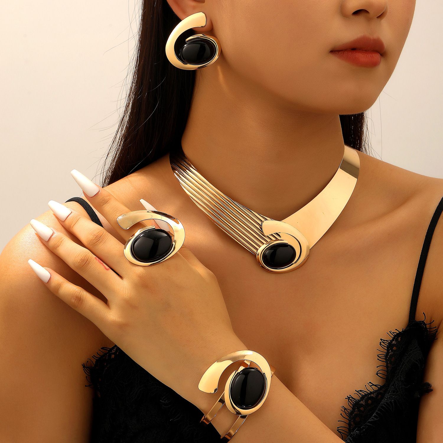 Parure de bijoux polyvalente pour femme : Collier et boucles d'oreilles