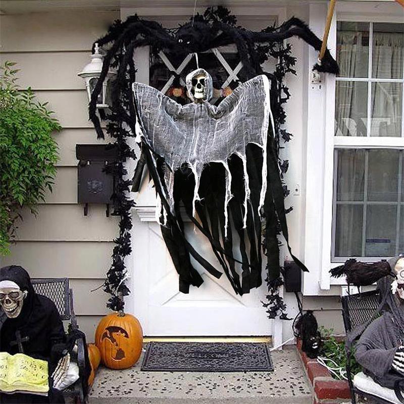 Fantôme suspendu d'Halloween avec crâne et gaze macabre